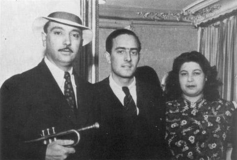 1939年、トランペットを抱えたDjango、マネージャーCharles Delaunayと妻のNaguine。