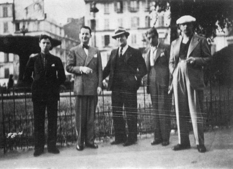 1934年、クインテットとしては最古の写真の一つで、La Place Pigalleでの模様。Roger Chaput、Stéphane Grappelli、Louis Vola、Joseph Reinhardt、Django Reinhardt。