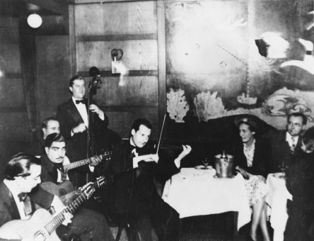 1937年、Big Apple Chez Bricktopにて、Django、Joseph Reinhardt、Gusti Mahla、Louis Vola、Stephane Grappelli。